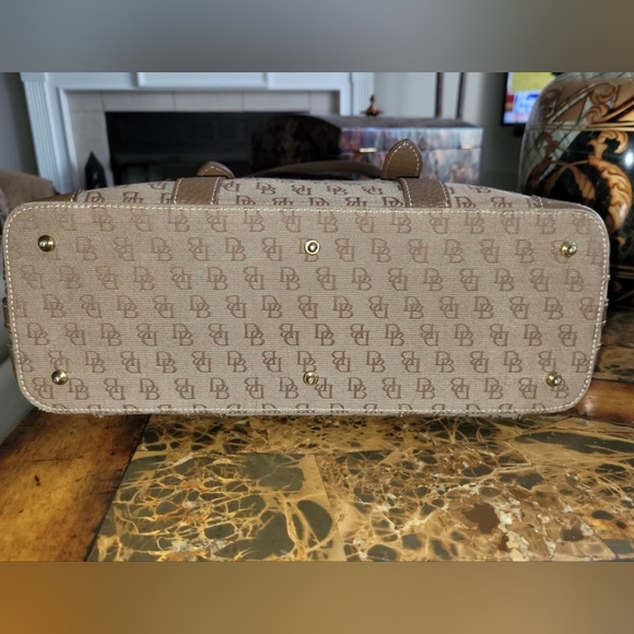 Dooney and Bourke shoulder bag - Picture 8 of 11